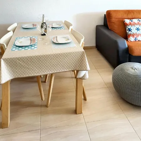 Modern In With Shared Pool דירה *